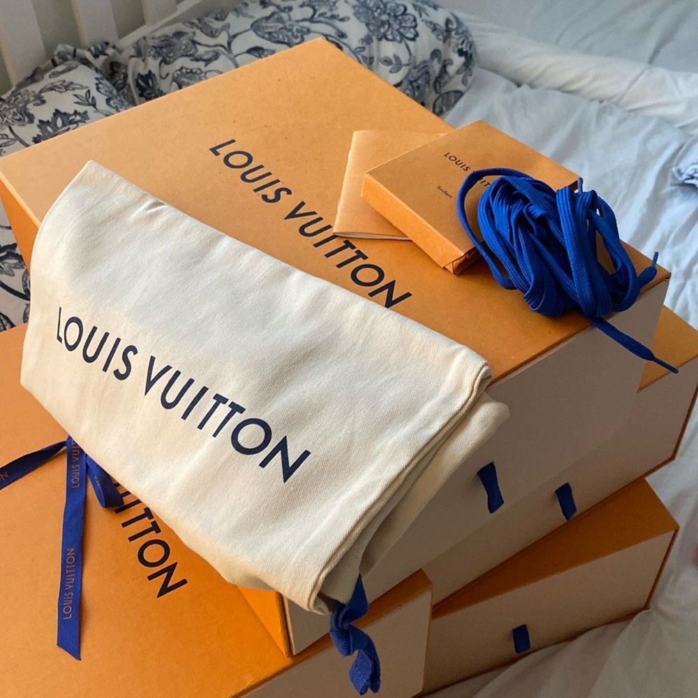 Louis Vuitton box + shoe bag + blue Shoelaces